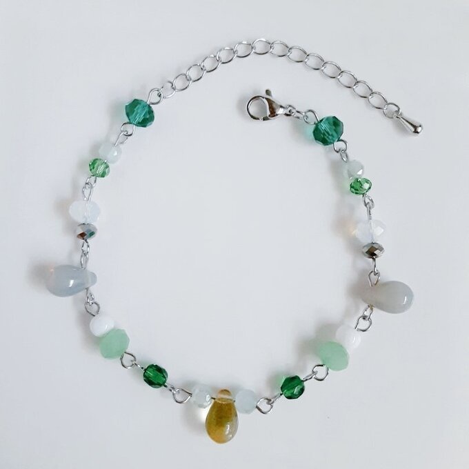 しずくとガラスビーズの木漏れ日グリーンカラーのグラデーション風ブレスレット
