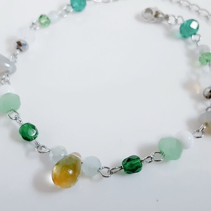 しずくとガラスビーズの木漏れ日グリーンカラーのグラデーション風ブレスレット