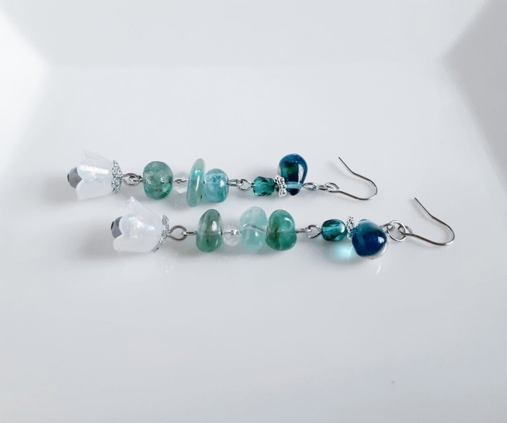 すずらんビーズが可愛く揺れる☆アパタイトとぷっくりしずくビーズのピアス/イヤリング
