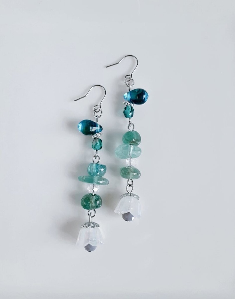 すずらんビーズが可愛く揺れる☆アパタイトとぷっくりしずくビーズのピアス/イヤリング