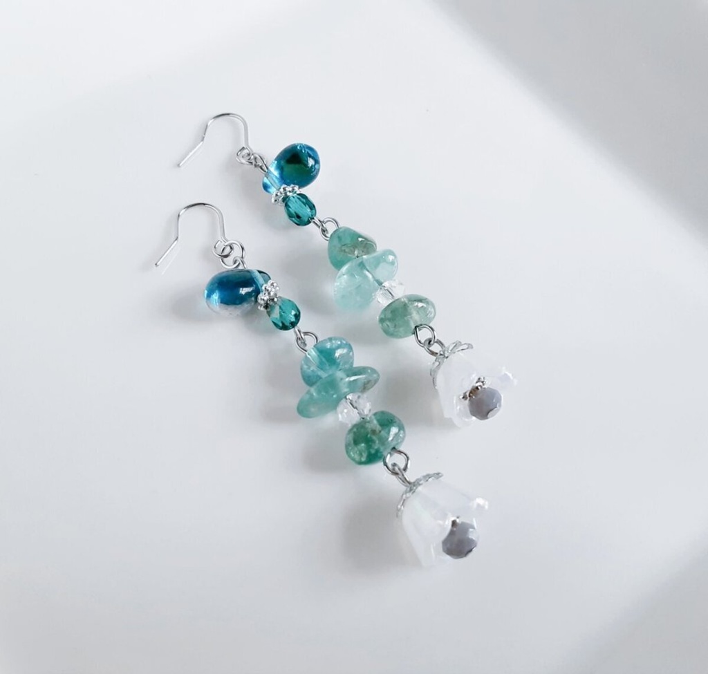 すずらんビーズが可愛く揺れる☆アパタイトとぷっくりしずくビーズのピアス/イヤリング