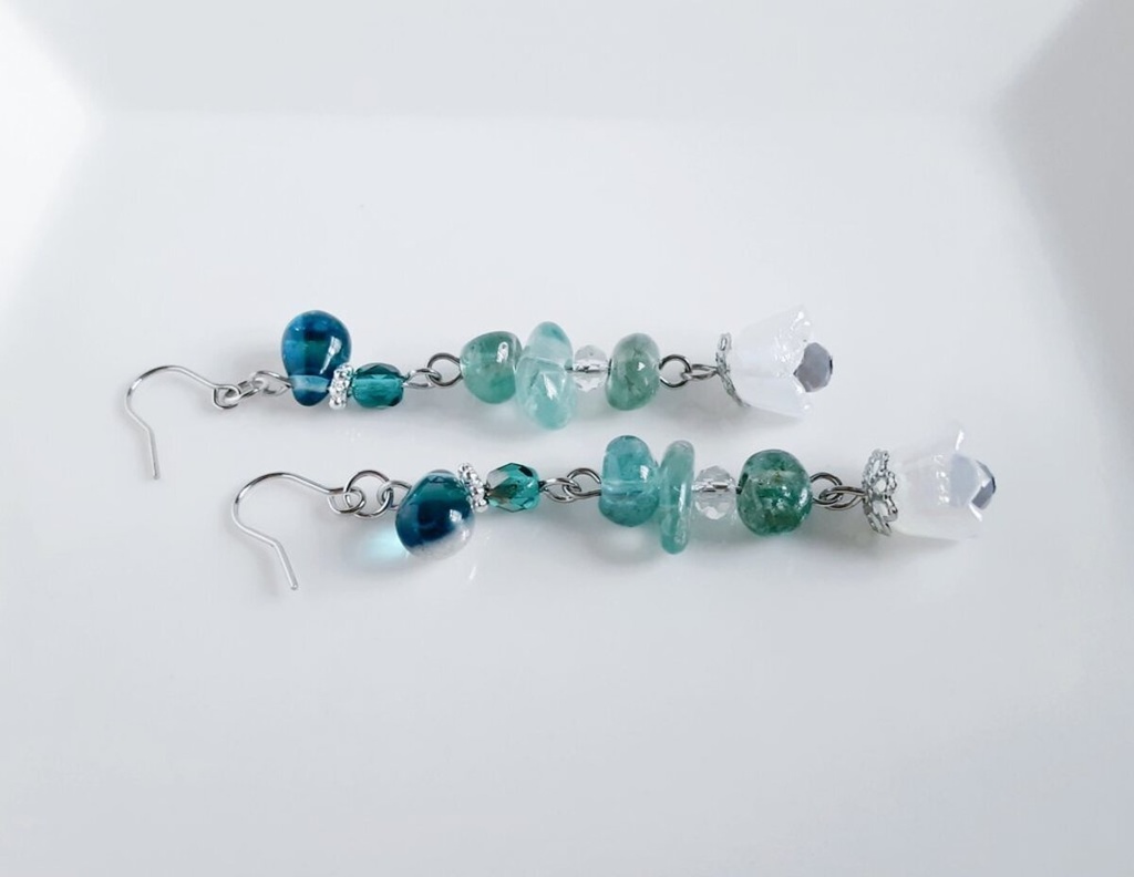すずらんビーズが可愛く揺れる☆アパタイトとぷっくりしずくビーズのピアス/イヤリング