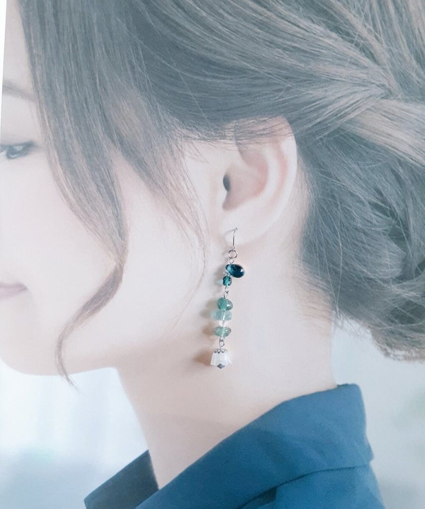 すずらんビーズが可愛く揺れる☆アパタイトとぷっくりしずくビーズのピアス/イヤリング