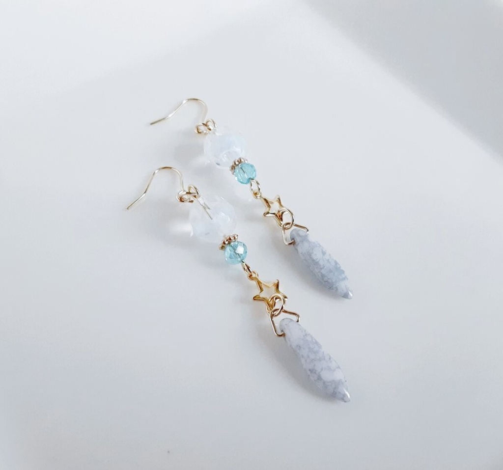 ファイアポリッシュチェコビーズとチェコダガービーズのピアス/イヤリング(淡いグレーブルー)