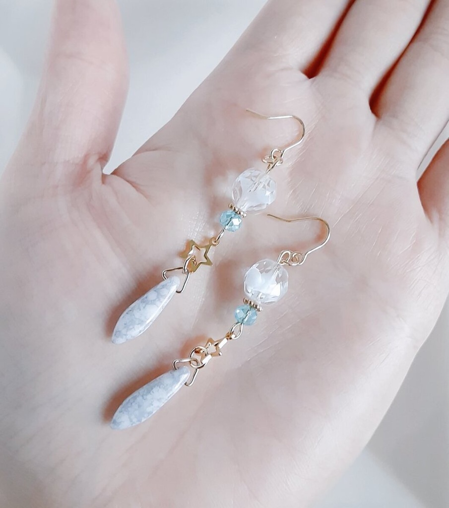 ファイアポリッシュチェコビーズとチェコダガービーズのピアス/イヤリング(淡いグレーブルー)