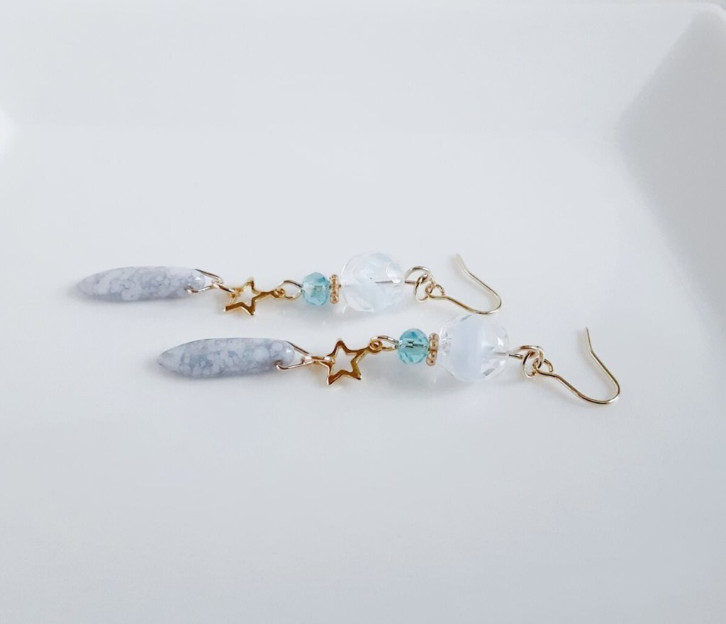 ファイアポリッシュチェコビーズとチェコダガービーズのピアス/イヤリング(淡いグレーブルー)