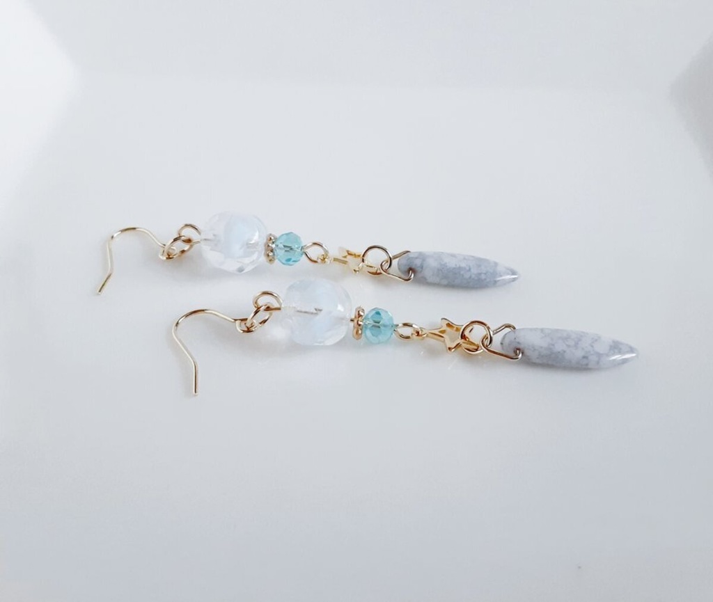 ファイアポリッシュチェコビーズとチェコダガービーズのピアス/イヤリング(淡いグレーブルー)