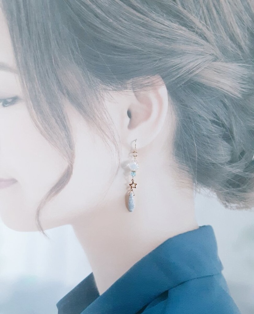 ファイアポリッシュチェコビーズとチェコダガービーズのピアス/イヤリング(淡いグレーブルー)