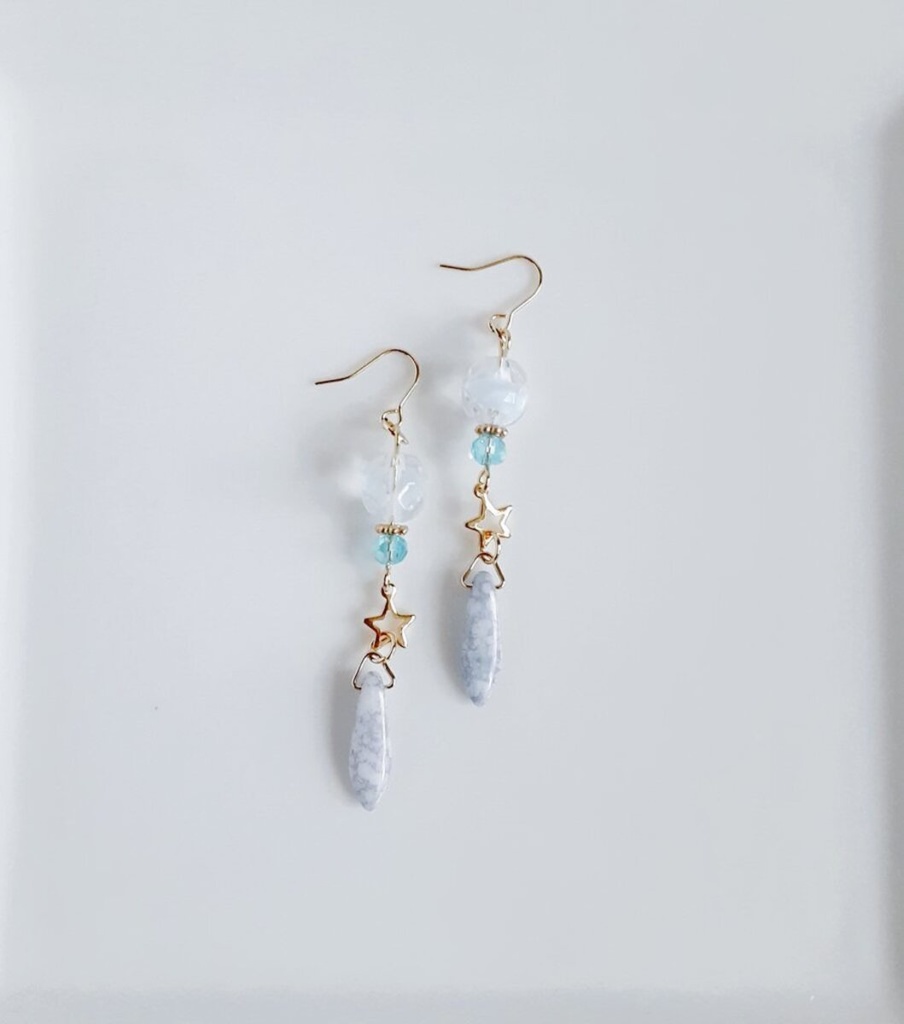 ファイアポリッシュチェコビーズとチェコダガービーズのピアス/イヤリング(淡いグレーブルー)