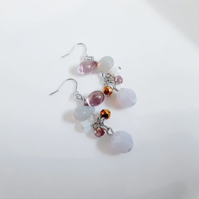 チェコビーズが揺れる☆しずくとガラスビーズのプチジャラジャラピアス/イヤリング(グレーパープル)