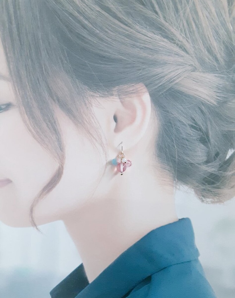 ルナフラッシュとガラスビーズのプチジャラジャラピアス/イヤリング(マーメイドピンク)