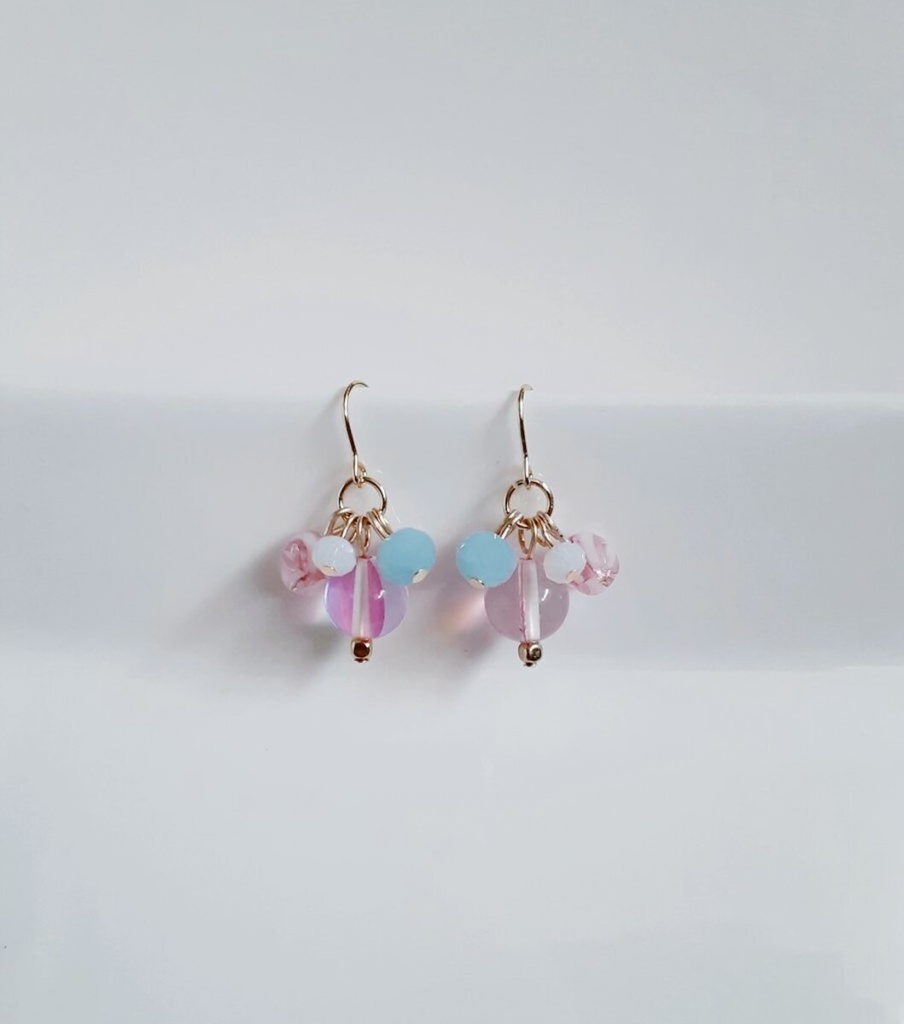 ルナフラッシュとガラスビーズのプチジャラジャラピアス/イヤリング(マーメイドピンク)