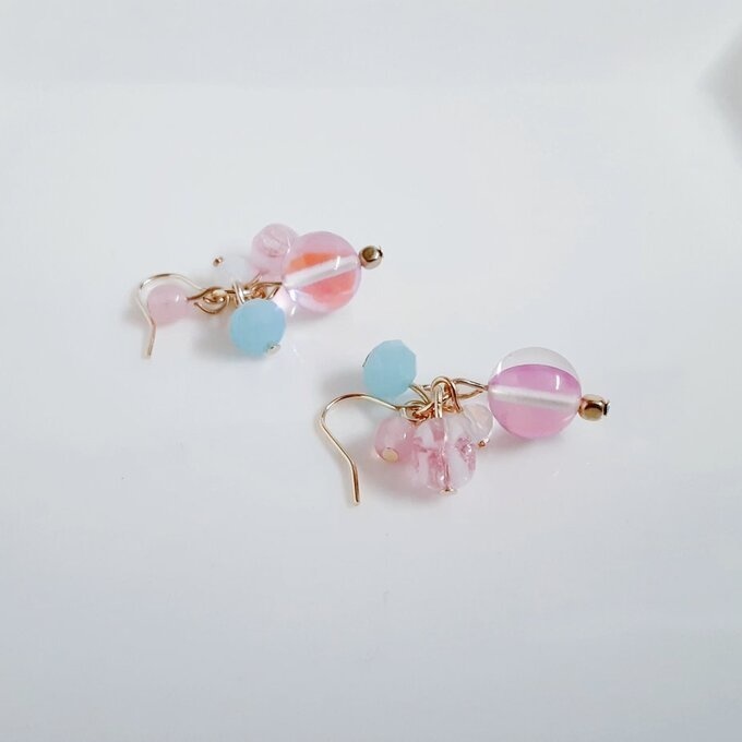 ルナフラッシュとガラスビーズのプチジャラジャラピアス/イヤリング(マーメイドピンク)