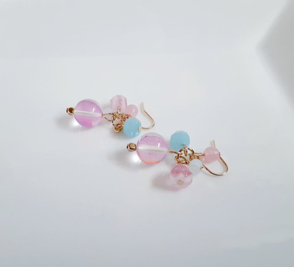 ルナフラッシュとガラスビーズのプチジャラジャラピアス/イヤリング(マーメイドピンク)