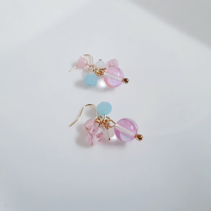 ルナフラッシュとガラスビーズのプチジャラジャラピアス/イヤリング(マーメイドピンク)
