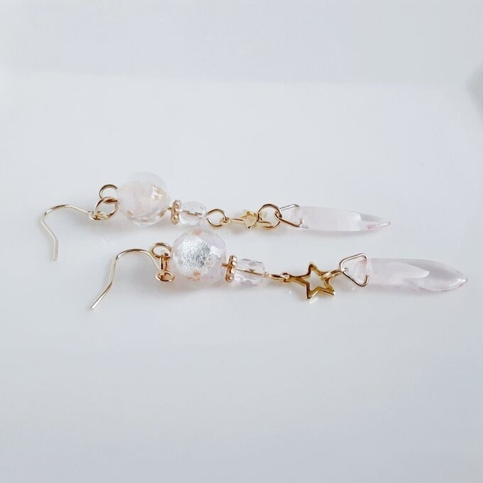 とんぼ玉ビーズとチェコダガービーズのピアス/イヤリング(淡いピンク)