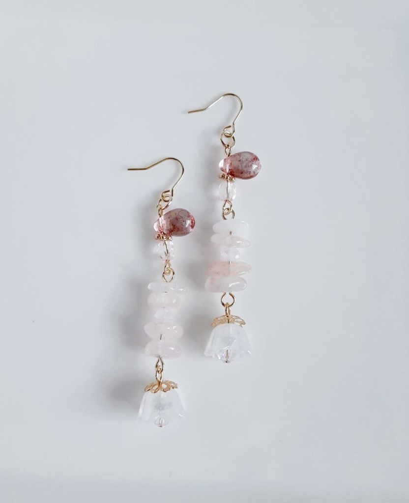 すずらんビーズが可愛く揺れる☆モルガナイトとぷっくりしずくビーズのピアス/イヤリング