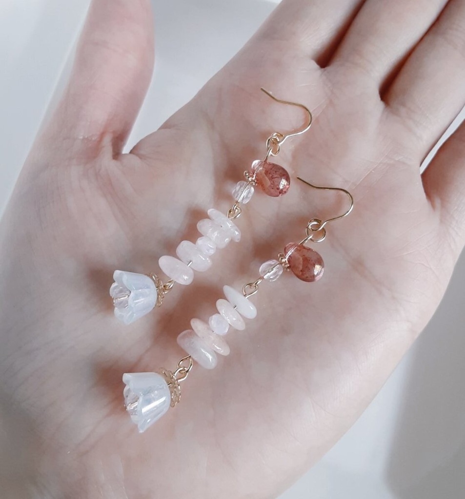 すずらんビーズが可愛く揺れる☆モルガナイトとぷっくりしずくビーズのピアス/イヤリング