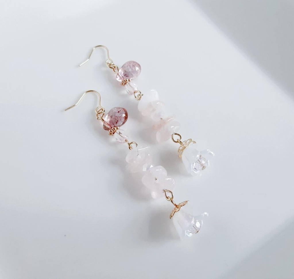 すずらんビーズが可愛く揺れる☆モルガナイトとぷっくりしずくビーズのピアス/イヤリング