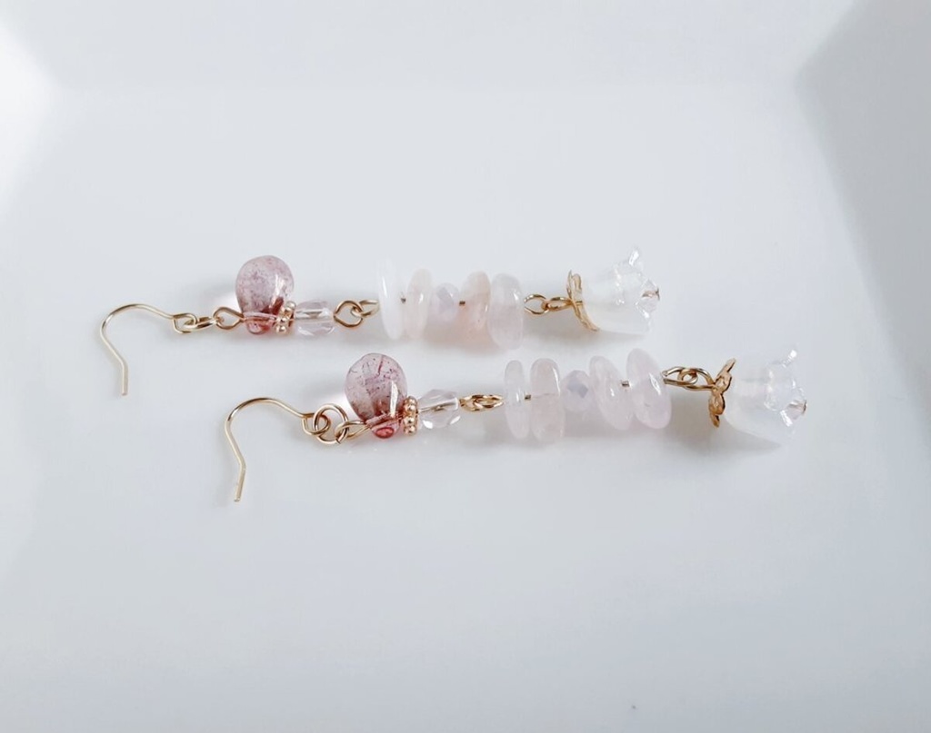すずらんビーズが可愛く揺れる☆モルガナイトとぷっくりしずくビーズのピアス/イヤリング
