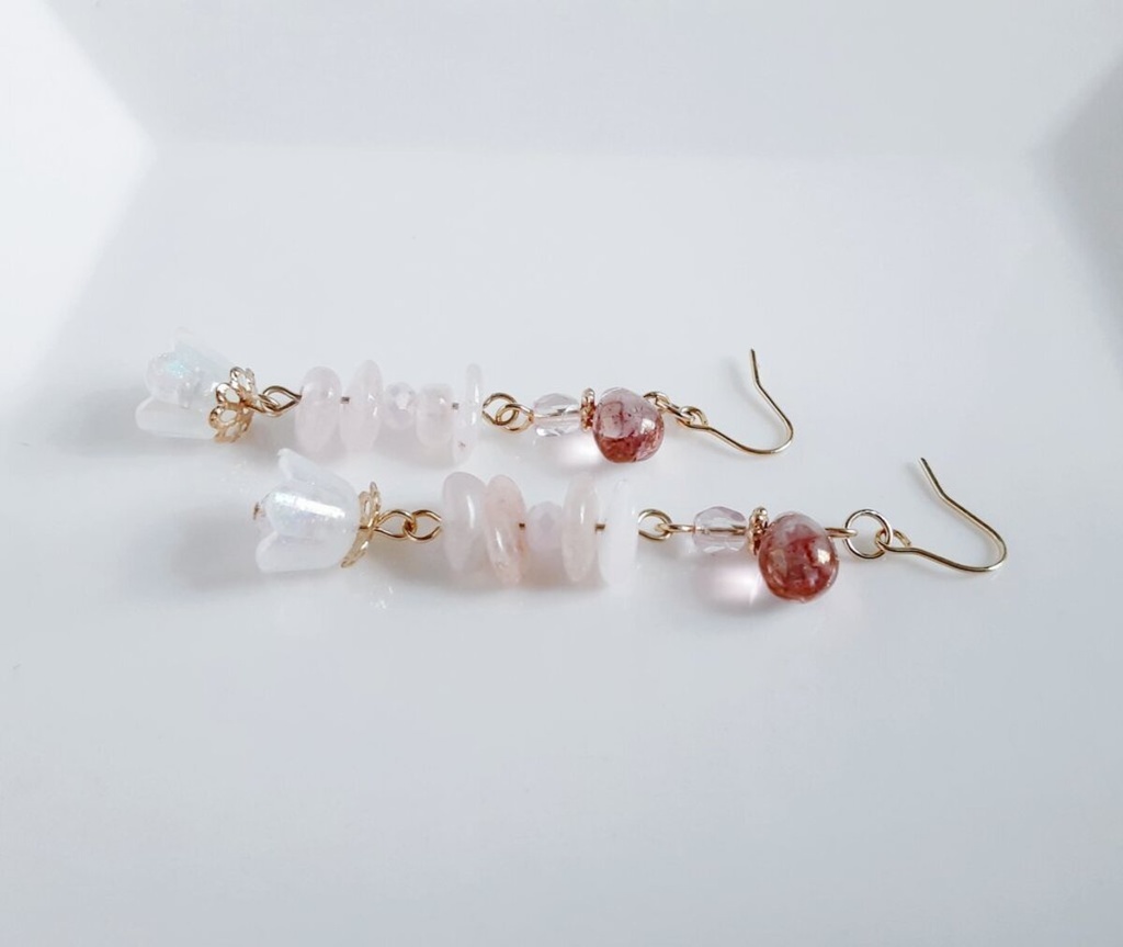 すずらんビーズが可愛く揺れる☆モルガナイトとぷっくりしずくビーズのピアス/イヤリング