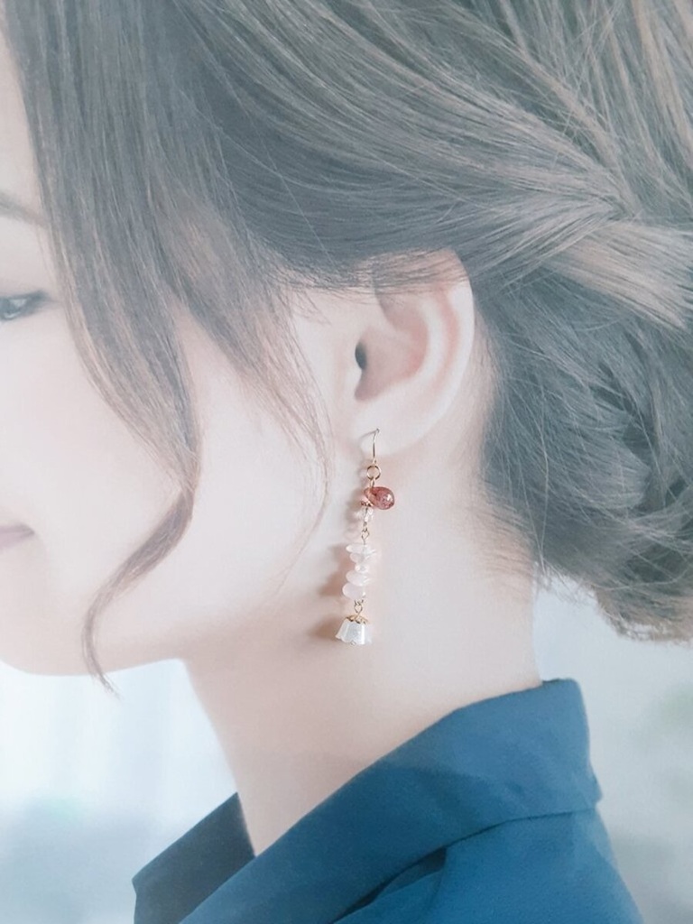 すずらんビーズが可愛く揺れる☆モルガナイトとぷっくりしずくビーズのピアス/イヤリング