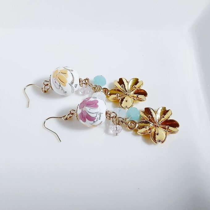 お花模様が可愛い陶器ビーズと桜チャームのジャラジャラピアス/イヤリング