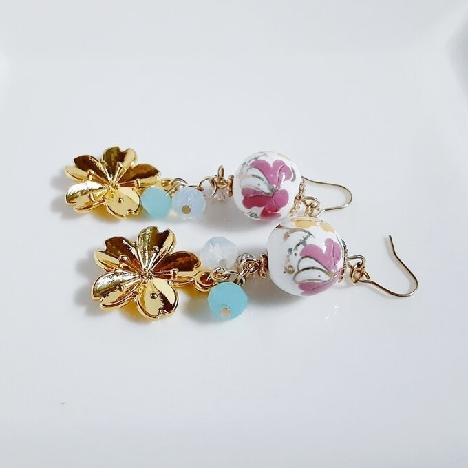 お花模様が可愛い陶器ビーズと桜チャームのジャラジャラピアス/イヤリング