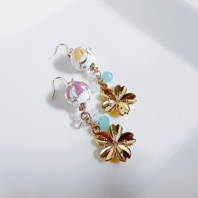 お花模様が可愛い陶器ビーズと桜チャームのジャラジャラピアス/イヤリング