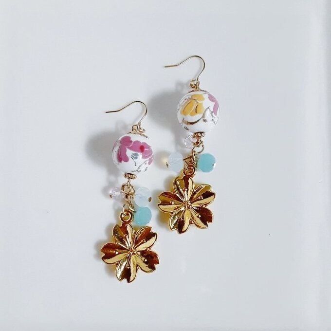 お花模様が可愛い陶器ビーズと桜チャームのジャラジャラピアス/イヤリング