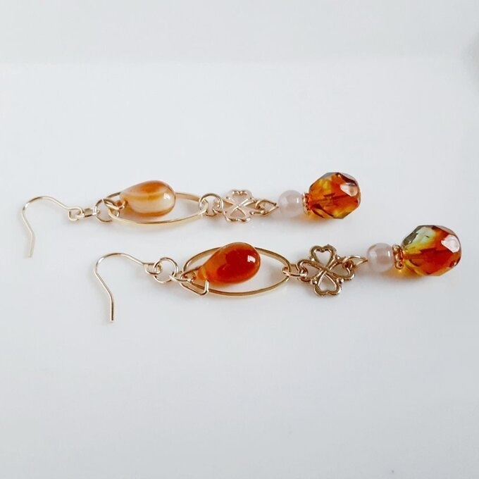 しずくが揺れるオーバルフープとチェコビーズと四葉のクローバーのピアス/イヤリング(大人トパーズ)