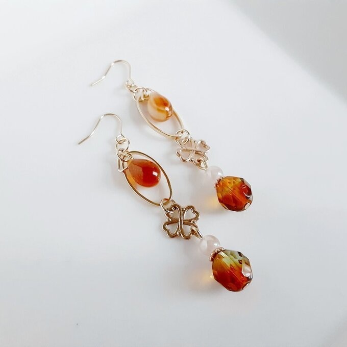 しずくが揺れるオーバルフープとチェコビーズと四葉のクローバーのピアス/イヤリング(大人トパーズ)