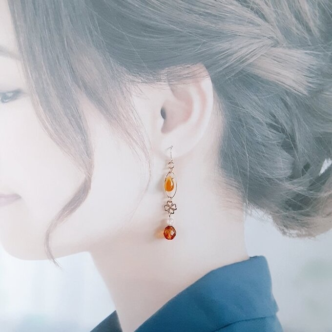 しずくが揺れるオーバルフープとチェコビーズと四葉のクローバーのピアス/イヤリング(大人トパーズ)