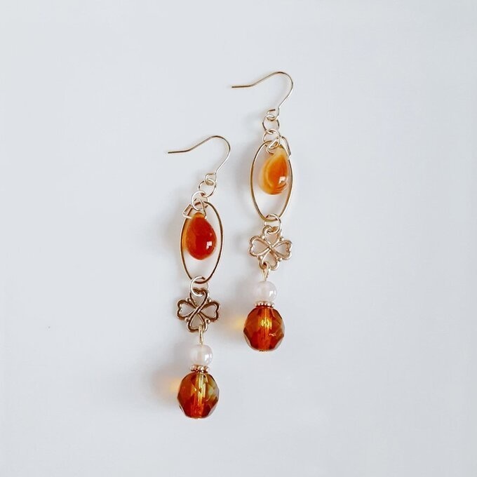 しずくが揺れるオーバルフープとチェコビーズと四葉のクローバーのピアス/イヤリング(大人トパーズ)