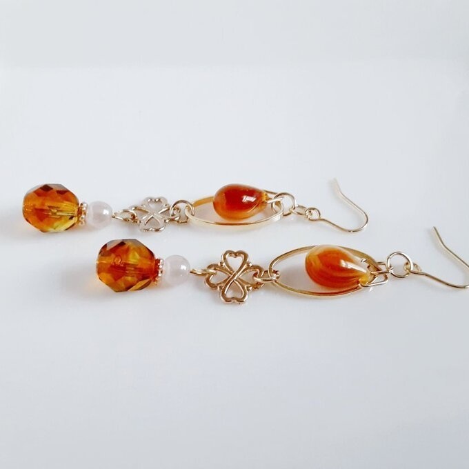 しずくが揺れるオーバルフープとチェコビーズと四葉のクローバーのピアス/イヤリング(大人トパーズ)