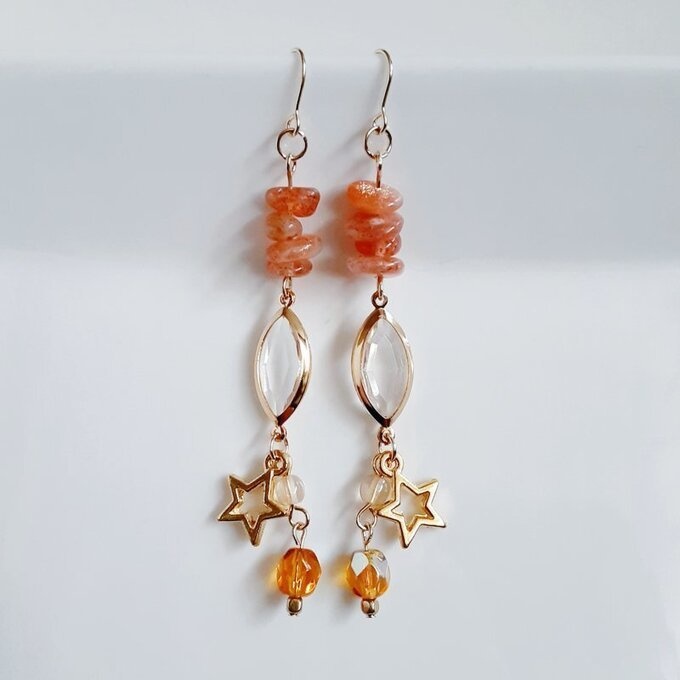 お星様が素敵☆アクリルフレームストーンとサンストーンの揺れるピアス/イヤリング(サンセットオレンジ)