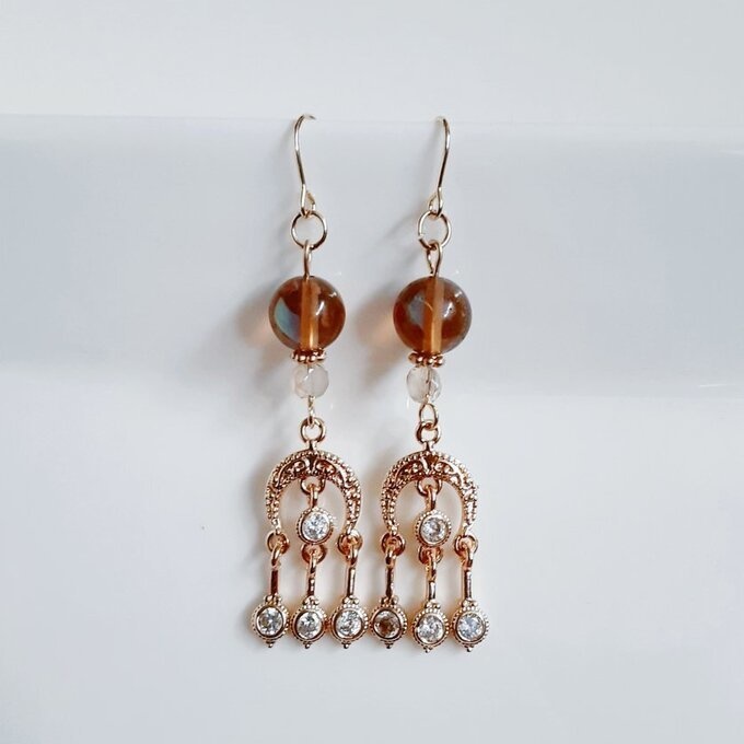 １ペアのみ☆ゴージャスなシャンデリア風チャームとルナフラッシュのお洒落ピアス/イヤリング(トパーズ)