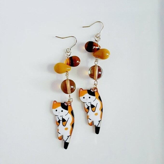 しずくビーズとぶらぶらネコちゃんの可愛いピアス/イヤリング(三毛猫×大人シック)