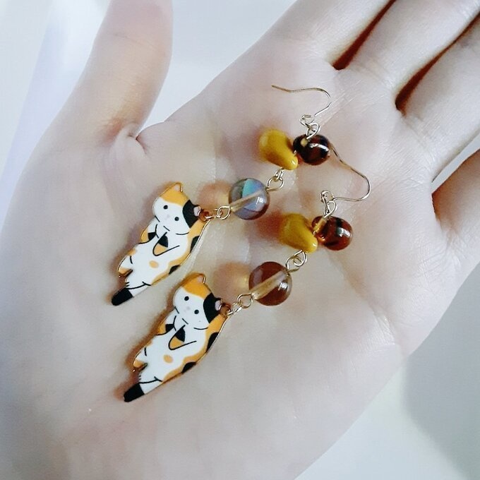 しずくビーズとぶらぶらネコちゃんの可愛いピアス/イヤリング(三毛猫×大人シック)