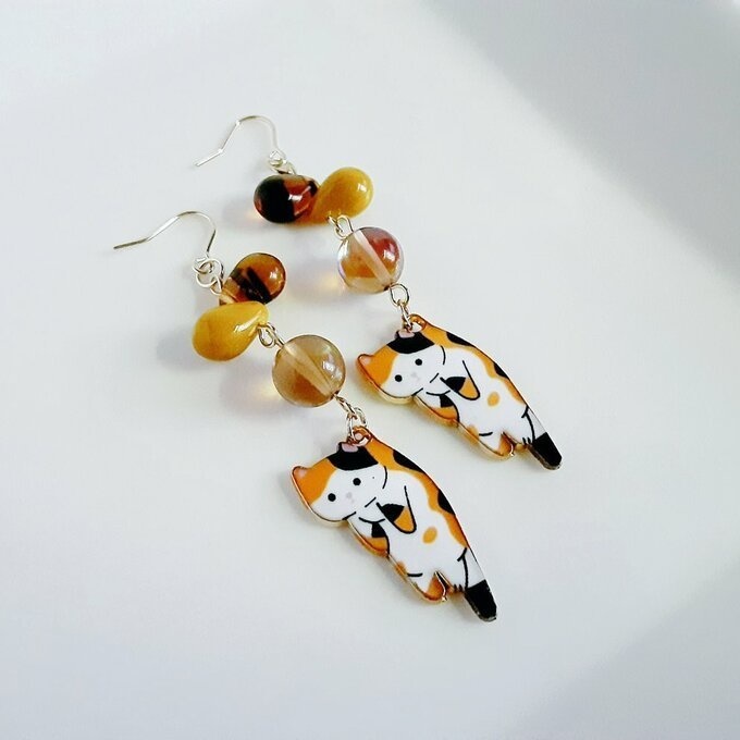 しずくビーズとぶらぶらネコちゃんの可愛いピアス/イヤリング(三毛猫×大人シック)