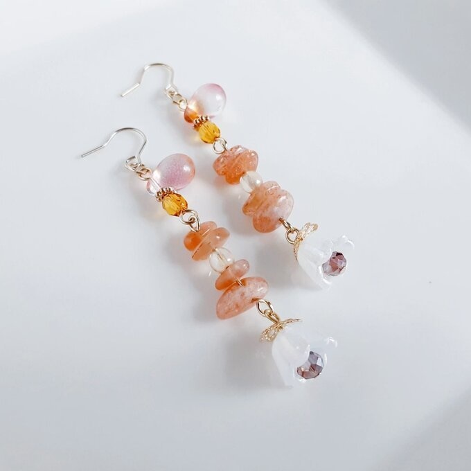 すずらんビーズが可愛く揺れる☆サンストーンとぷっくりしずくビーズのピアス/イヤリング