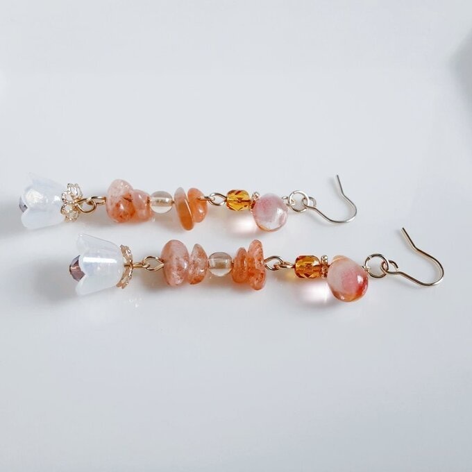 すずらんビーズが可愛く揺れる☆サンストーンとぷっくりしずくビーズのピアス/イヤリング