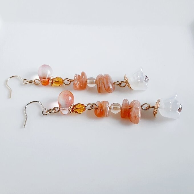 すずらんビーズが可愛く揺れる☆サンストーンとぷっくりしずくビーズのピアス/イヤリング