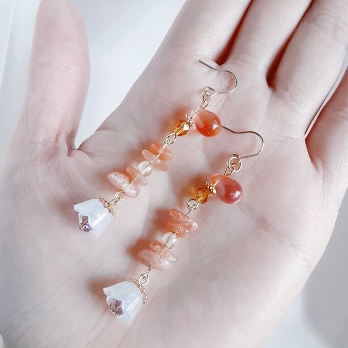 すずらんビーズが可愛く揺れる☆サンストーンとぷっくりしずくビーズのピアス/イヤリング