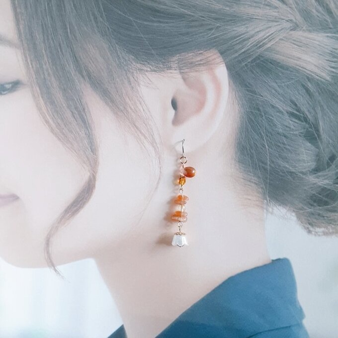 すずらんビーズが可愛く揺れる☆サンストーンとぷっくりしずくビーズのピアス/イヤリング