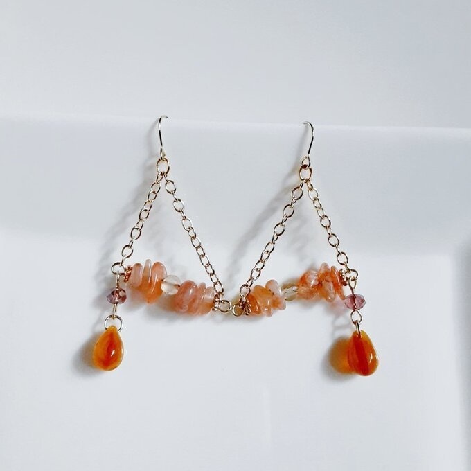 しずくビーズが揺れる☆サンストーンのトライアングルピアス/イヤリング