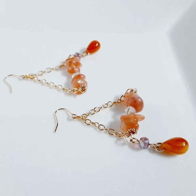 しずくビーズが揺れる☆サンストーンのトライアングルピアス/イヤリング