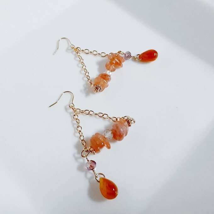 しずくビーズが揺れる☆サンストーンのトライアングルピアス/イヤリング