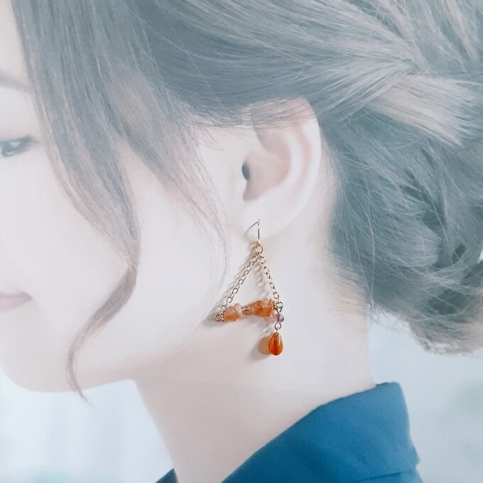 しずくビーズが揺れる☆サンストーンのトライアングルピアス/イヤリング