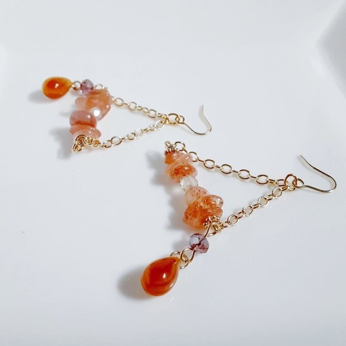 しずくビーズが揺れる☆サンストーンのトライアングルピアス/イヤリング